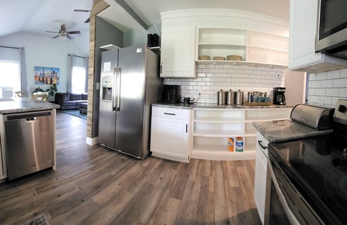 Jeffersonville - Clarksville House | King Bedroom, Outdoor Cabana w/Bed Swing, Quiet House Minutes to D/T Louisville
