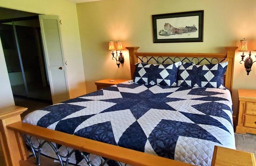 Holiday Island Condo | King Beds, Fireplace, Jacuzzi!