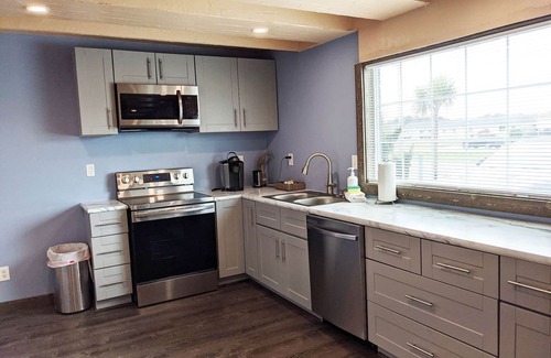 Ocean Shores Hotel | King Beds, Full Kitchen, Private Pool Table, 8 min walk to Beach, Pet Friendly