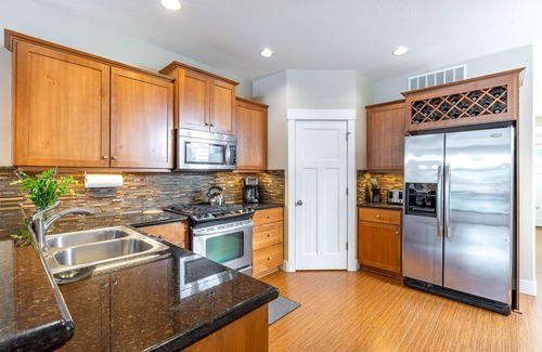 Bull Mountain House | King Beds, Quiet Neighborhood, Near It All