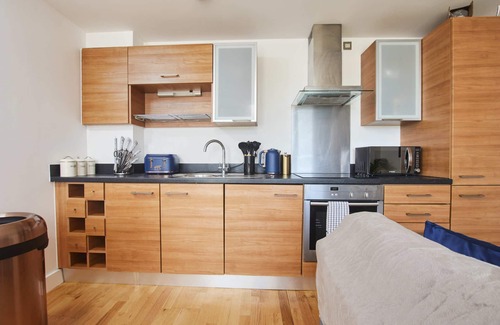 Leeds Apartment | King Deluxe City Apt Large Balcony& Free Parking!