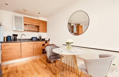 Leeds Apartment | King Deluxe City Apt Large Balcony& Free Parking!
