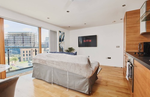 Leeds Apartment | King Deluxe City Apt Large Balcony& Free Parking!