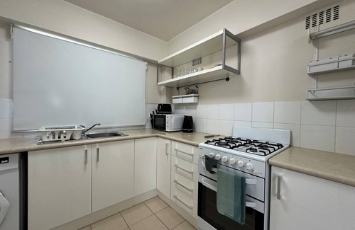 Victoria Park Apartment | King George Nest - With Parking in Victoria Park!