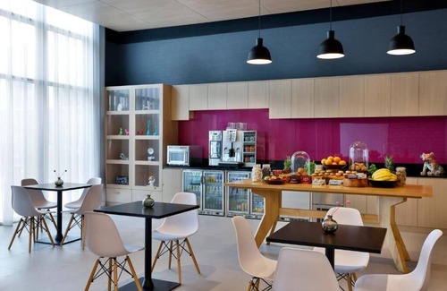 Garhoud House | King Room Near DXB Airport By Luxury Bookings