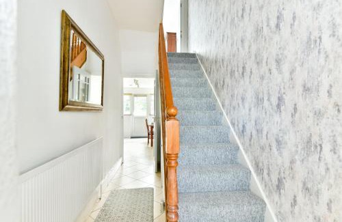 Hanwell Apartment | King Room with a shared Kitchen and bathroom in a 5-Bedroom House at Hanwell