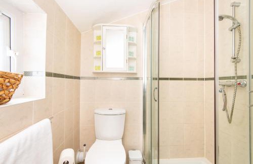 Hanwell Apartment | King Room with a shared Kitchen and bathroom in a 5-Bedroom House at Hanwell