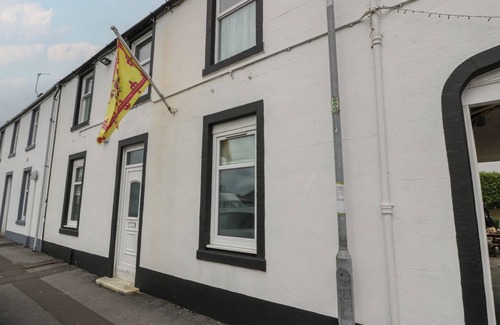 Castle Douglas Cottage | KING'S APARTMENT, pet friendly, with a garden in Castle Douglas