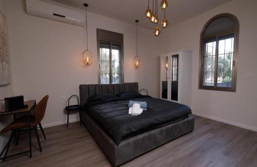 Haifa Apartment | King's bed - Stay Royal and Stylish Bahai's Garden