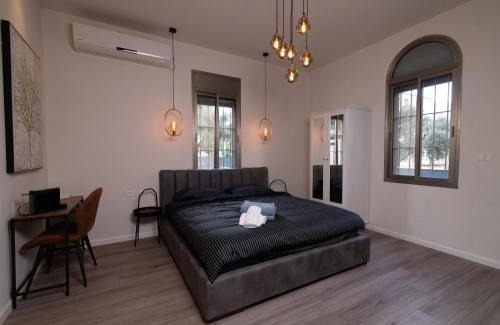 Haifa Apartment | King's bed - Stay Royal and Stylish Bahai's Garden