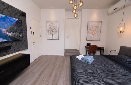 Haifa Apartment | King's bed - Stay Royal and Stylish Bahai's Garden