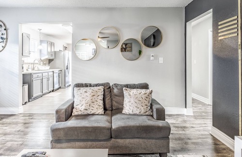 West Newton House | King Size Bed Bungalow with a Gym in Indianapolis