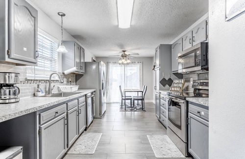 West Newton House | King Size Bed Bungalow with a Gym in Indianapolis