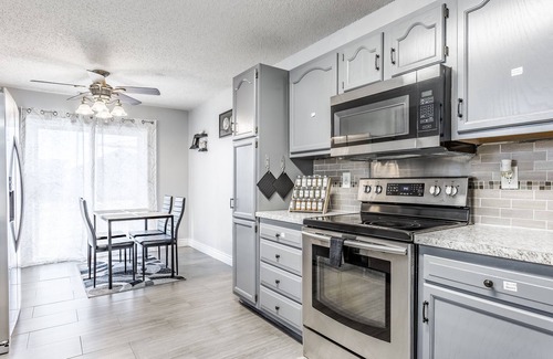 West Newton House | King Size Bed Bungalow with a Gym in Indianapolis