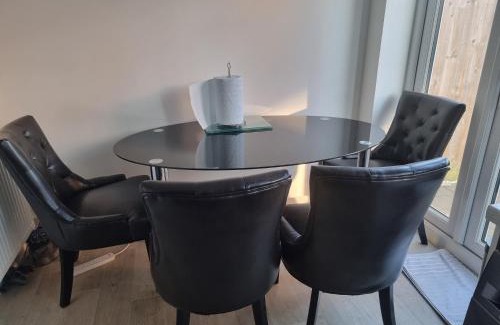 Cheltenham House | King size room in a modern house in Cheltenham