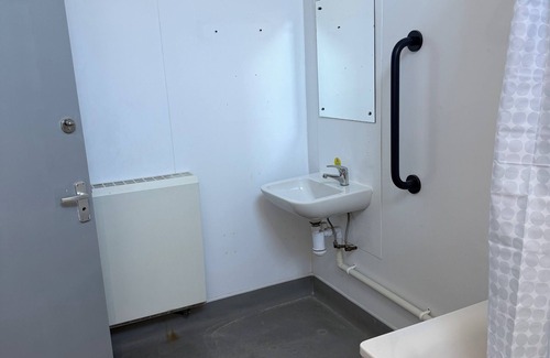 Ewell House | King Size Room with Wash Basin