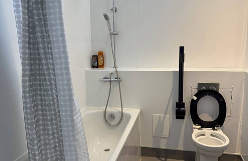 Ewell House | King Size Room with Wash Basin