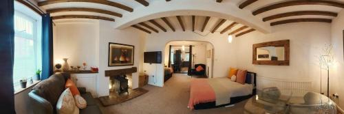 Loughborough Apartment | King St Cosy - wood stove & ice maker