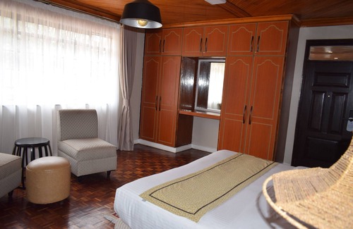 Gigiri Hotel | King Suite ensuite with Bath tab
