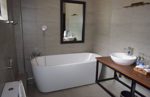Gigiri Hotel | King Suite ensuite with Bath tab