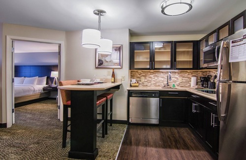 Marquette Condo | King Suite. Free Breakfast Buffet. Downtown Marquette. Close to Northern Michigan University!