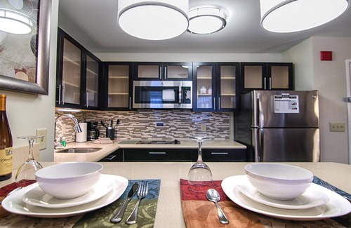 Marquette Condo | King Suite. Free Breakfast Buffet. Downtown Marquette. Close to Northern Michigan University!