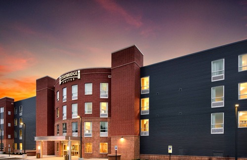 Marquette Condo | King Suite. Free Breakfast Buffet. Downtown Marquette. Close to Northern Michigan University!