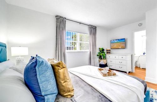 Survey Creek Apartment | King Water View - No Extra Fees - Palm Wave Says