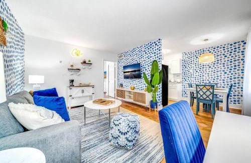 Survey Creek Apartment | King Water View - No Extra Fees - Palm Wave Says