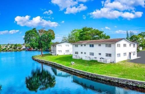Survey Creek Apartment | King Water View - No Extra Fees - Palm Wave Says
