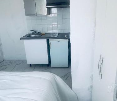 Figge's Marsh Apartment | KingBedStudio-Parking-SouthLondon-TownCentre