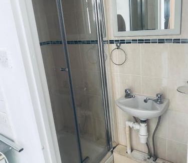 Figge's Marsh Apartment | KingBedStudio-Parking-SouthLondon-TownCentre