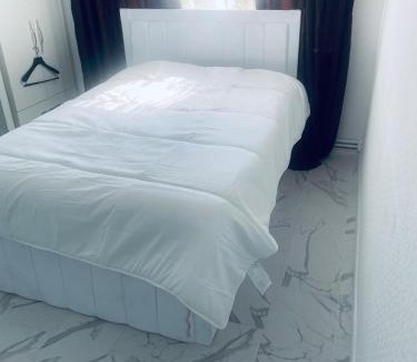 Figge's Marsh Apartment | KingBedStudio-Parking-SouthLondon-TownCentre