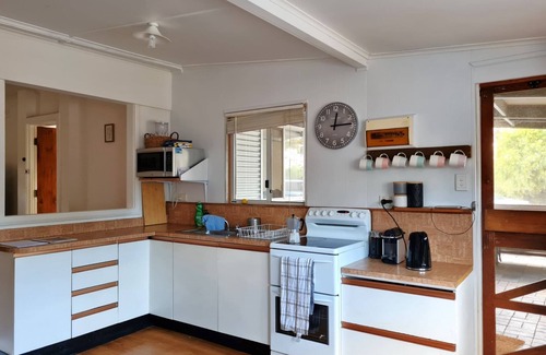 Clinton House | Kingfisher Cottage, Port Clinton
