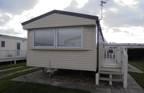 Ingoldmells House | Kingfisher Mistral 8 Berth, Central Heated, Close to site exit FREE WIFI