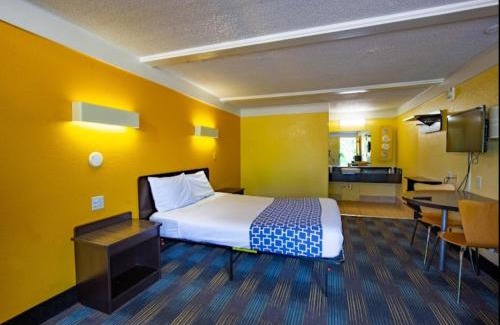 Benton Harbor Hotel | Kings Inn
