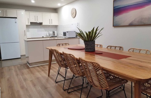 Kingscote House | Kingscote Terraces One: Ocean Views, Fabulous Town Location, Table Tennis, Wifi