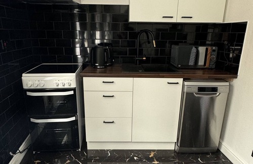 Grove Apartment | Kingston City Centre Studio | FreeParking+Netflix | ShortStays