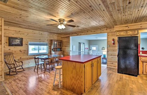 Kingston House | Kingston Getaway < 2 Mi to Lake Texoma!