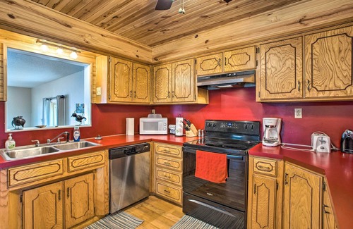 Kingston House | Kingston Getaway < 2 Mi to Lake Texoma!