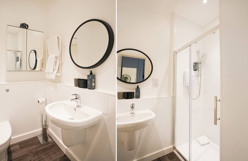 Norbiton Hotel | Kingston Luxe Suites Riverside Apartment Belvilla