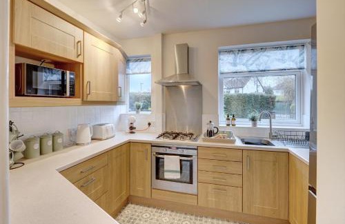 Headingley Apartment | Kist Accommodates - Stylish Headingley Apartment - Parking - 500 mps WIFI