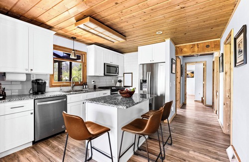 South Range Cabin | Kitchigami Lodge - on Lake Superior. Beach, Firepit, Hot Tub, 30 min to Duluth!