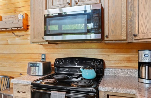 Primrose Cabin | Klyfta Haus, 4Br, Lakeview, Hot Tub, Firepit, Shuffleboard, EV Charger