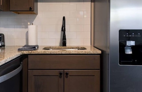 Knoxville Apartment | ✧ Knoxville Historical Hideaway ✧ Midnight Suite