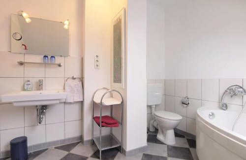 Ausacker Apartment | Kobs - FeWo inmitten der Natur mit zwei Bädern, Terrasse und gemütlichem Wohn- und Esszimmer
