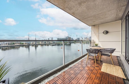 Docklands Apartment | Koks Mews 2 Bed 2 Bath Apartment - ExCeL