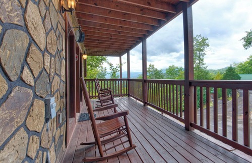 Black Bear Falls Cabin | Komfy Kozy by Jackson Mountain Rentals