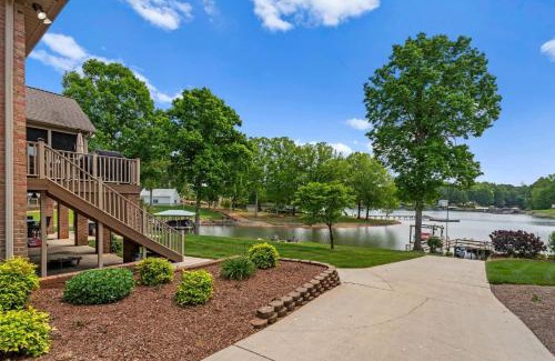 Lake Norman of Catawba House | Kool Breeze by AvantStay Boat Ramp Hot Tub