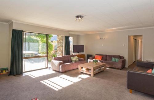 Wanaka House | Kowhai Cottage - Wanaka Holiday Home
